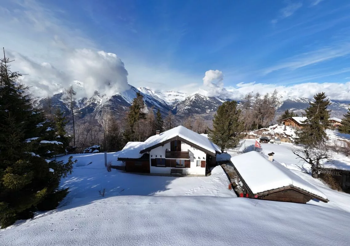 Character chalet with 2 annexes and a large plot of land in Haute-Nendaz!